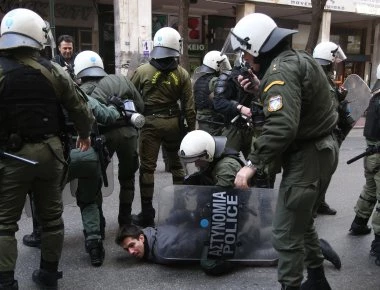 Πετούσαν πέτρες σε Αστυνομικούς στην Πατησίων: Τους συνέλαβαν αλλά δεν ήταν… Έλληνες